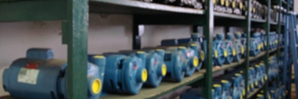 Estoque da Bombas Andres com bombas d'água novas alinhadas em prateleiras