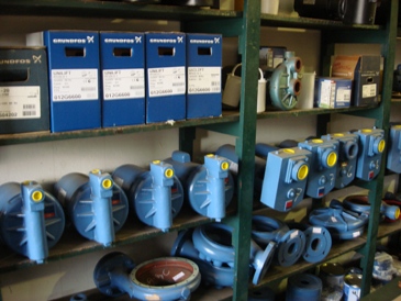 Prateleiras com peças e equipamentos Grundfos em estoque na loja da Bombas Andres